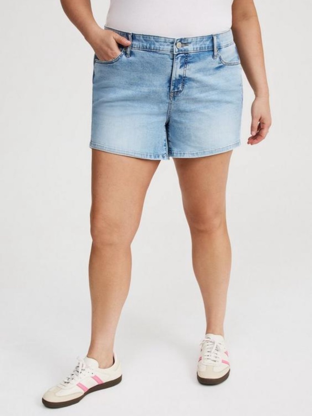 #T985 - NWT - Torrid 5@ Perfect Mid-Rise Denim Shorts - 18W